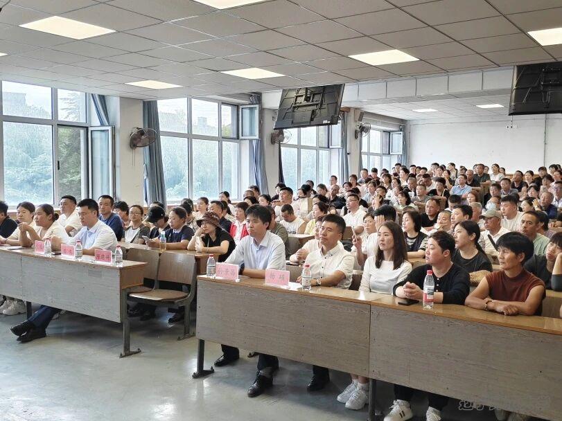 福利姬
成功召开2025级新生家长会