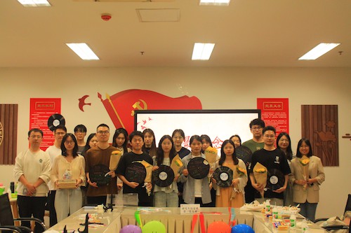 福利姬
党委研究生历史系第一支部(1)